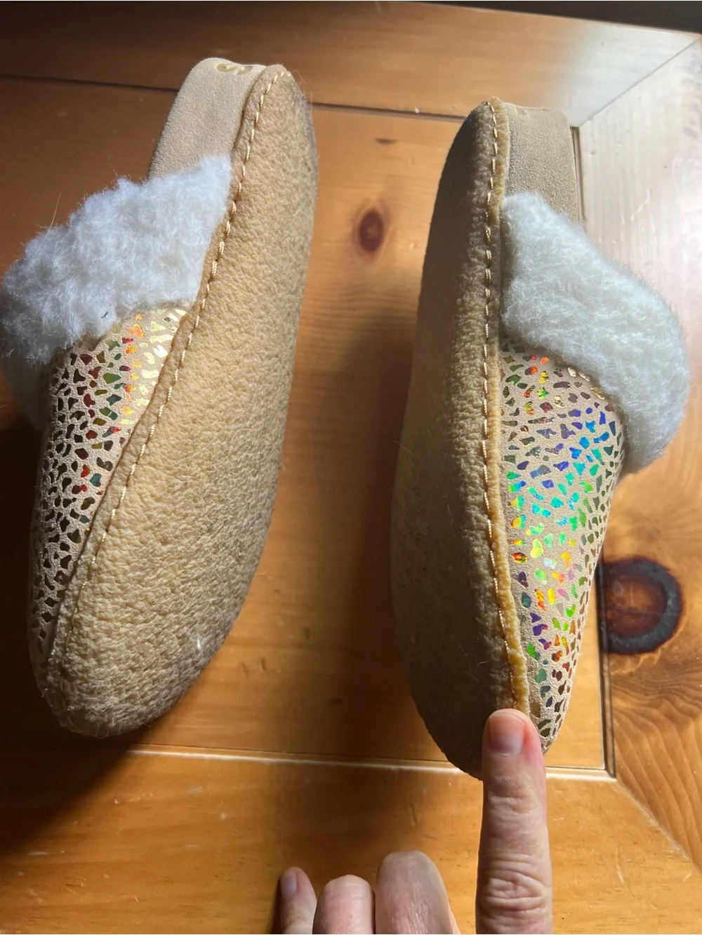 Sorel Kids Cream Holographic Fur-Trim Slippers in Size 4.  Like brand new!